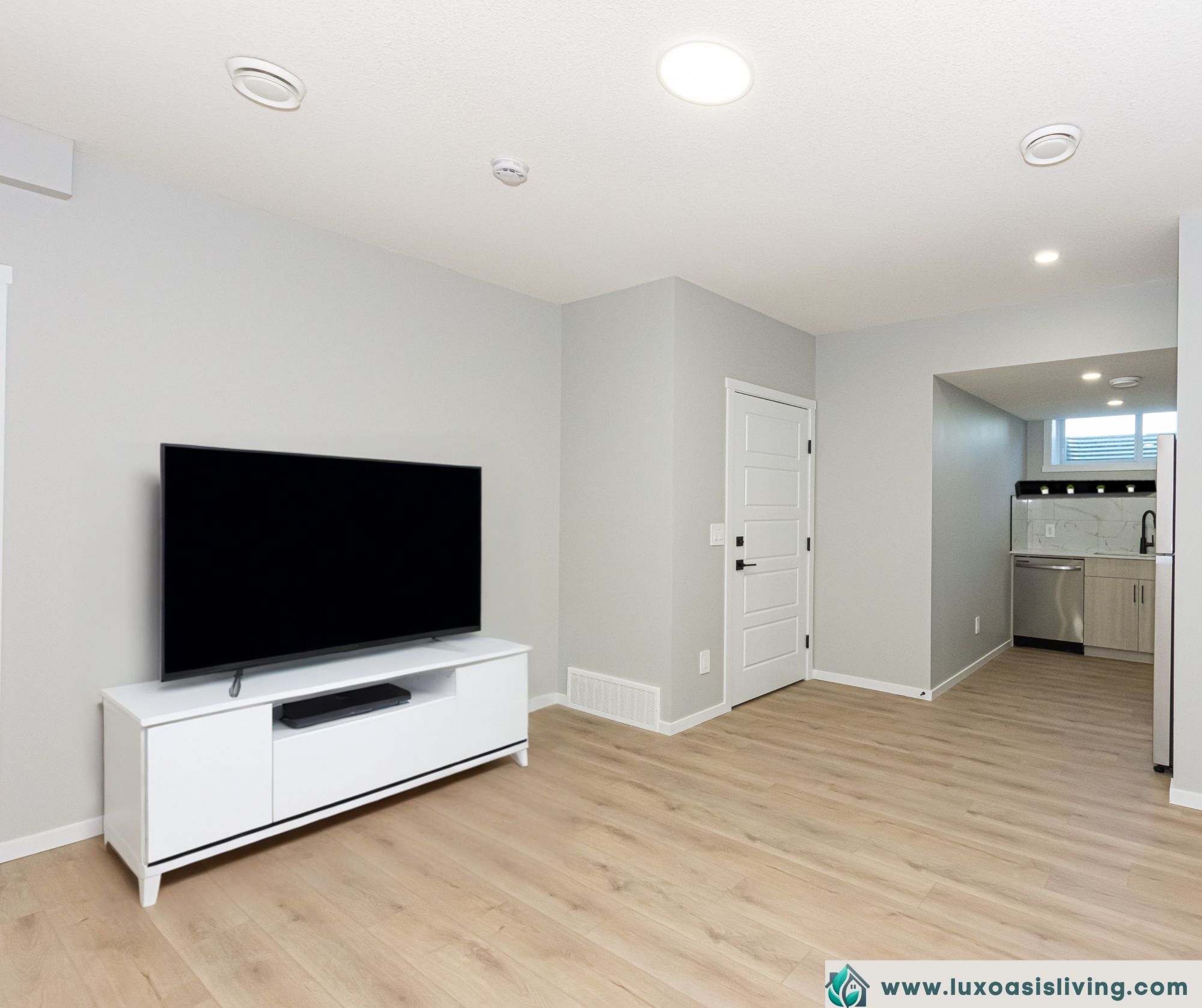 Air-Conditioned Edgemont Basement Suite with Private Entrance & In-Suite Laundry