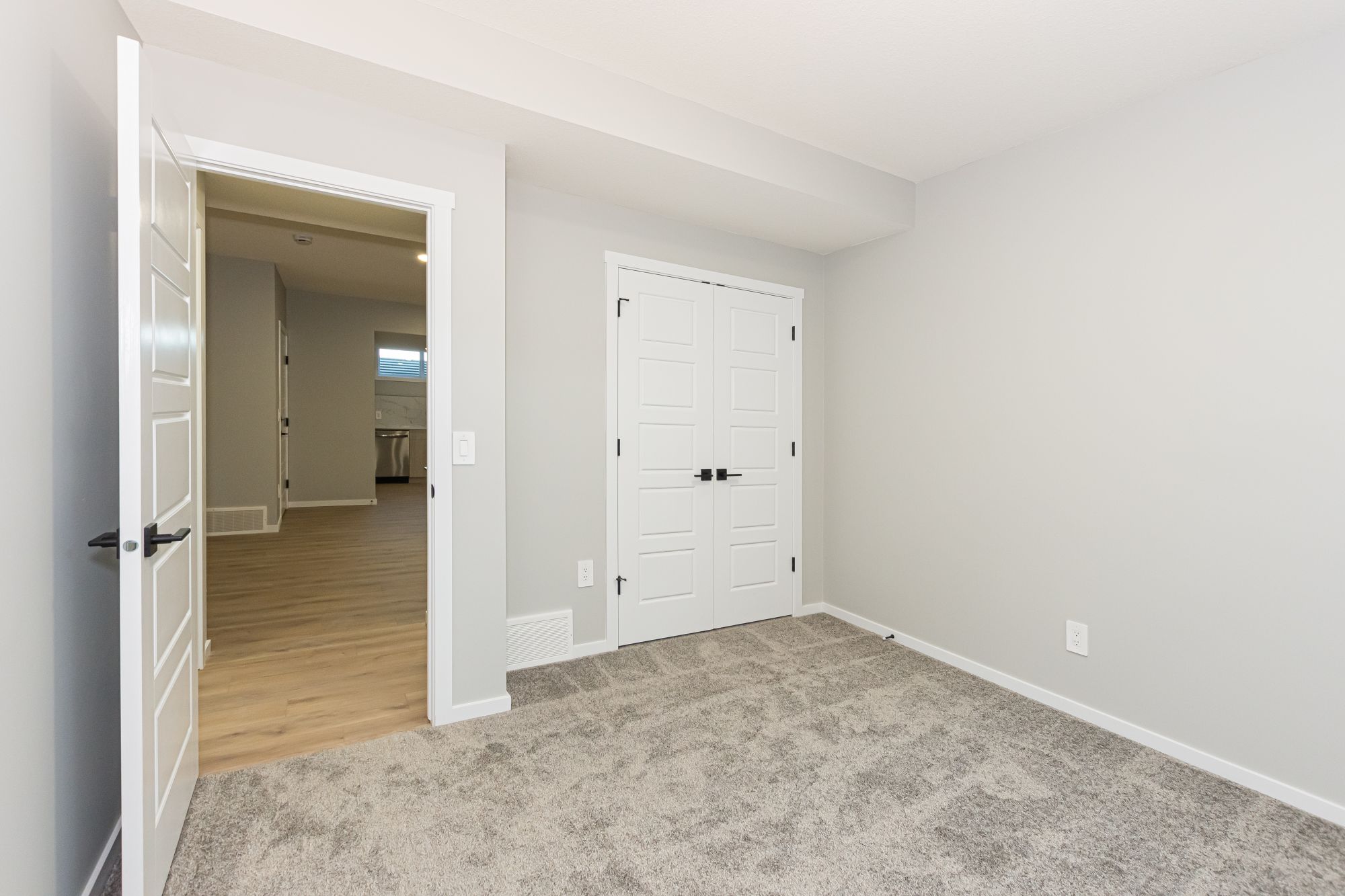 Air-Conditioned Edgemont Basement Suite with Private Entrance & In-Suite Laundry
