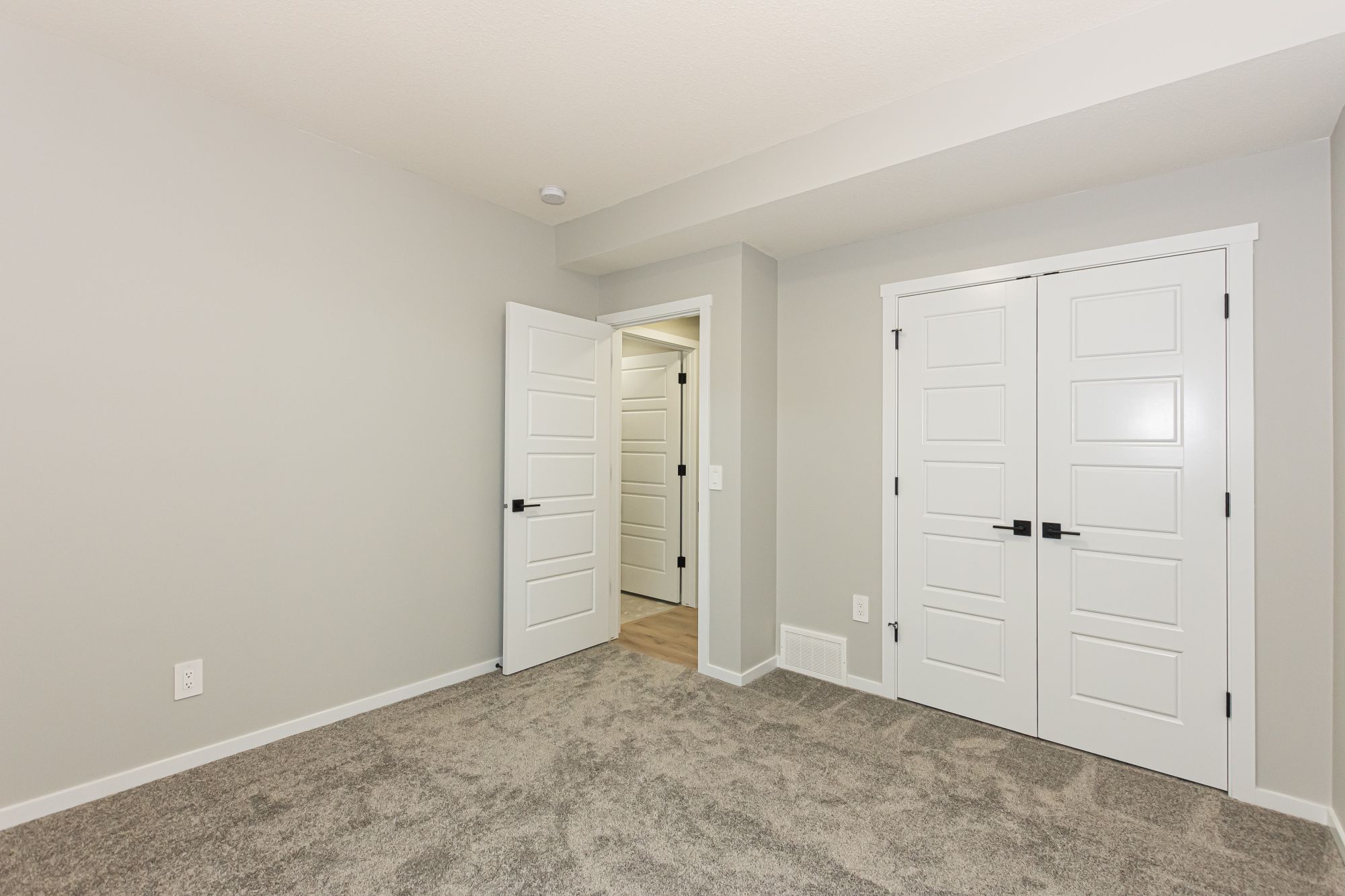 Air-Conditioned Edgemont Basement Suite with Private Entrance & In-Suite Laundry